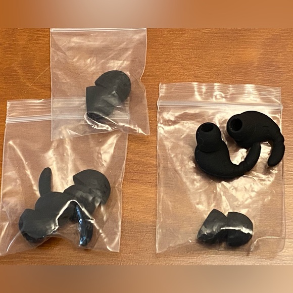 Earbuds and Router - Picture 8 of 9